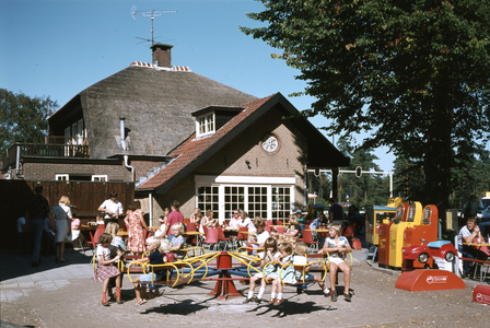 849928 Gezicht op de speeltuin bij het café annex pannekoekenrestaurant Bergzicht (Doornseweg 23) te Woudenberg.